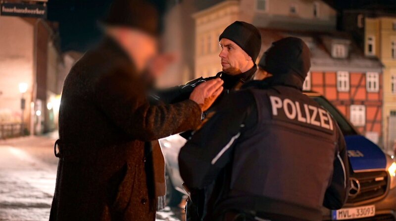 Personenkontrolle in der Stralsunder Altstadt durch Hartung und Schmidt. – Bild: NDR/​Thomas Eichler