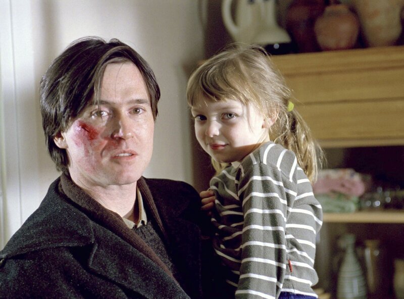 Hannes Buck (Uwe Bohm) mit seiner Tochter Lena (Isabel Bongard). – Bild: SWR/​Krause-Burberg