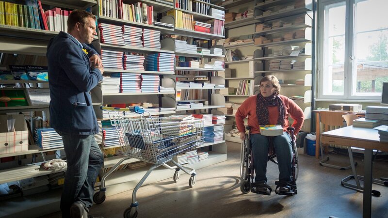 Am Gymnasium gibt es nichts, worüber Sekretärin Andrea Labant (Tina Pfurr, r.) nicht Bescheid weiß. Gelingt es Lars Pöhlmann (Dominic Boeer, l.), ihr entscheidende Hinweise zu entlocken? – Bild: ZDF