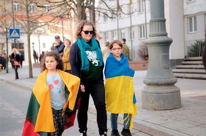 Monika da Silva und ihre Kinder am Unabhängigkeitstag Litauens – Bild: Kigali Films/​HR