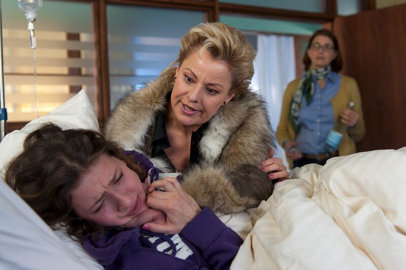 Jossi Schmidt (Tanja Schumann, M.) setzt Nadine (Eva Löser, l.) gerade unter Druck, als deren Mutter (Nicole Marischka, r.) das Zimmer betritt. – Bild: ZDF
