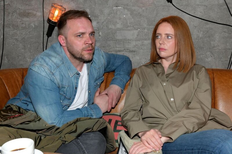 Toni (Olivia Marei) befürchtet, dass Erik (Patrick Heinrich) noch nicht mit Matilda abgeschlossen hat. – Bild: RTL /​ Rolf Baumgartner