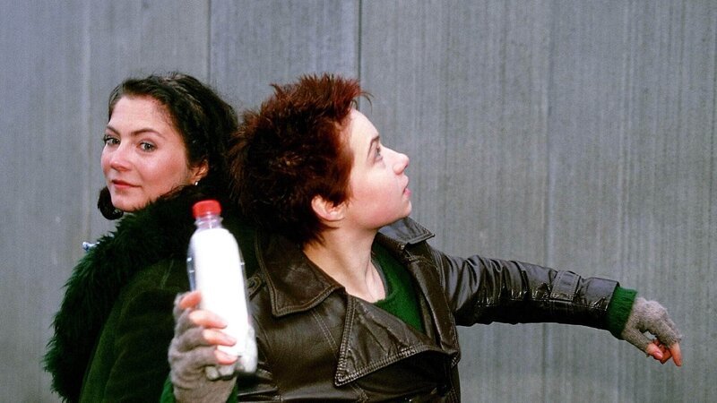 Conny (Kristin Lenhardt re.) erfährt, dass Olli wegen Missachtung des Gerichts zu einer zweimonatigen Haftstrafe im benachbarten Männerknast verurteilt wurde. Sie versucht ihm eine Botschaft zukommen zu lassen. Jule (Anke Rähm) achtet darauf, dass keiner sie dabei beobachtet. – Bild: RTL