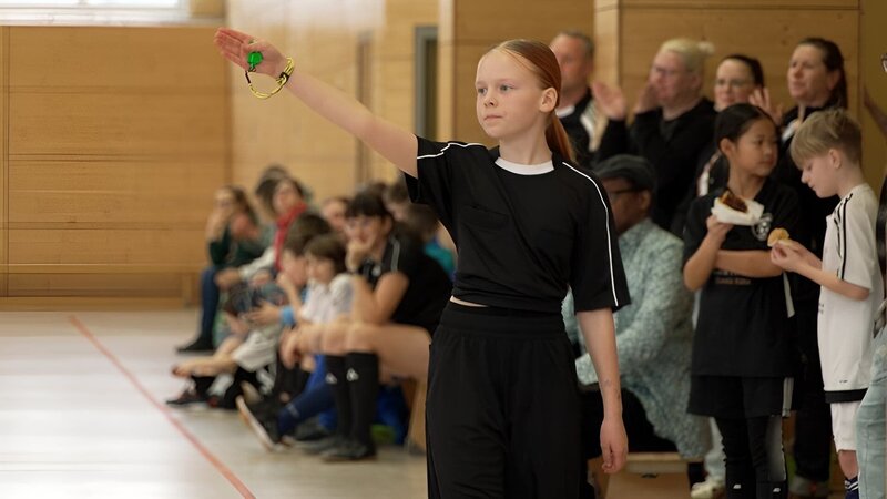 Loreley wird Fußballschiedsrichterin 1 – Bild: rbb/​Dirk Heuer