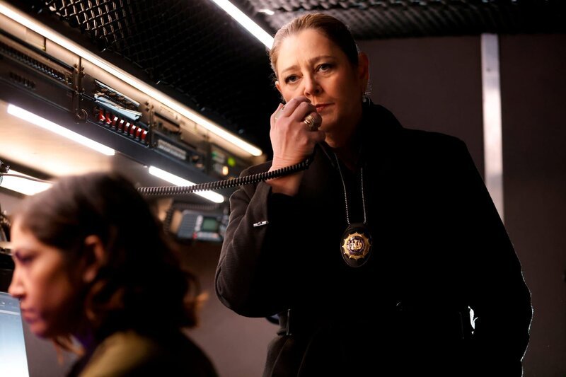 LAW & ORDER -- „On The Ledge“ Episode 23006 -- Pictured: (l-r) Connie Shi as Violet Yee, Camryn Manheim as Lt. Kate Dixon. – Bild: NBC /​ UNIVERSAL