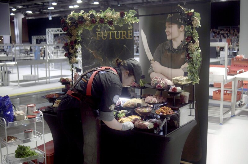 Jungmetzgerin Carina Schüssler tritt in einer Einzelkategorie an. – Bild: Spiegel TV