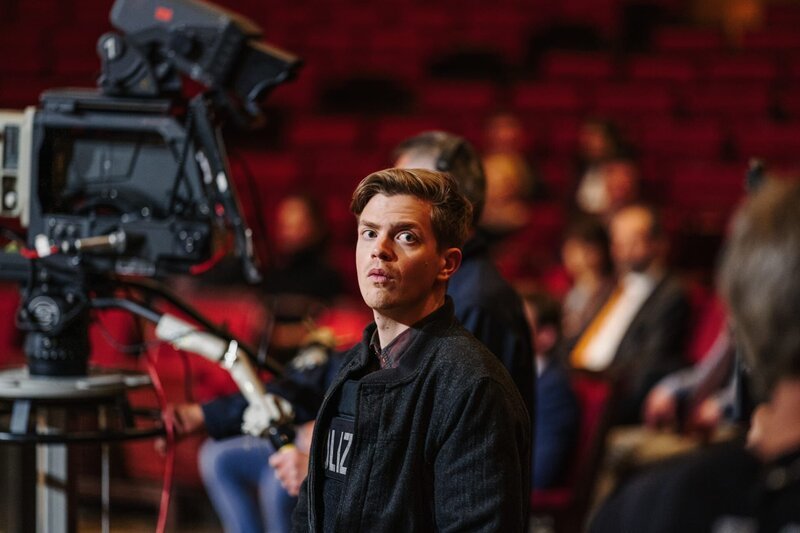 Ferdinand Hofer (Rolle: Kalli) beim Dreh im Gasteig. – Bild: Hendrik Heiden /​ BR, NEUESUPER GmbH