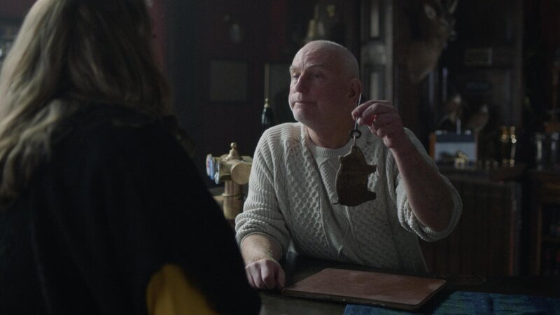 Ramsay (Gary Lewis) ist der Wirt des Pubs „Filthy Pig“, in dem Millie (Danielle Macdonald) für die Zeit ihrer Gesangsstunden ein Zimmer ergattert hat. – Bild: Such Much Films, 5 Name Films, Black Camel Pictures, 24 Bilder Film GmbH