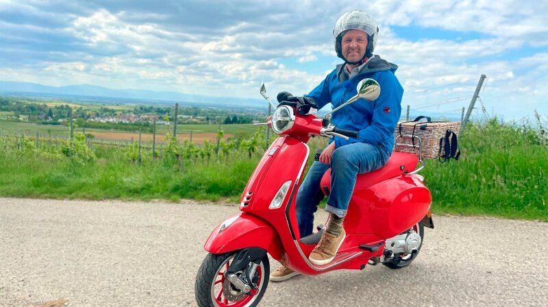 Johannes Zenglein ist mit dem Motorroller unterwegs im Markgräflerland. – Bild: SWR