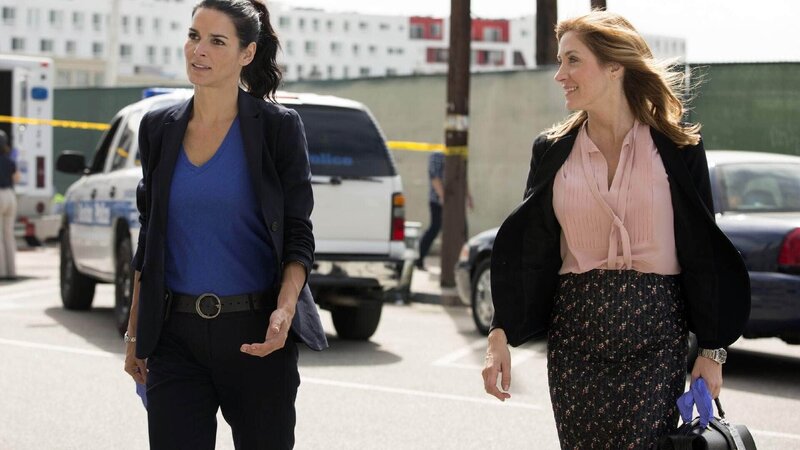 Eine Kriminaltechnikerin wird Opfer eines heimtückischen Mordes. Für Rechtsmedizinerin Maura Isles (Sasha Alexander) und Detective Jane Rizzoli (Angie Harmon) beginnt eine fieberhafte Suche nach dem Mörder ihrer Kollegin. – Bild: MG RTL D /​ Warner Bros.