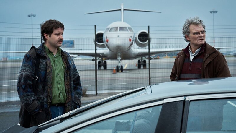 Die Spuren führen ins Leere, v.li.: Thomas Höppener als Vincent Dekker, Yorick van Wageningen als Pierre Heijboer – Bild: SRF/​2022 Big Blue Production/​Studiocanal GmbH