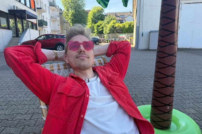 Reporter Jan Quick stellt sich einer besonderen Challenge: Zwei Nächte Urlaub mit allem Drum und Dran, aber nur 200 Euro Budget pro Person! – Bild: RTL /​ me:works