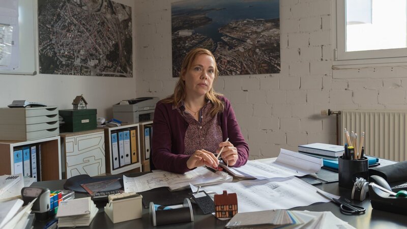 Kurz vor seinem Tod hat Kilian Danneberg noch einmal mit der Firma „Vollmer & Dill“ telefoniert. Worum ging es dabei? Weiß Gundula Vollmer (Dagmar Leesch), kaufmännische Leiterin der Firma und Tochter von Karsten Dill, mehr? – Bild: ZDF