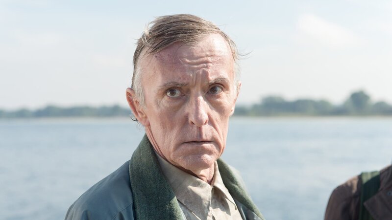 Igor Romanow (Jurij Schrader) war vor 36 Jahren schon einmal als Soldat der Sowjetarmee in Wismar. Was weiß er über das damals verschwundene Mädchen? – Bild: ZDF/​ZDF/​Meyerbroeker