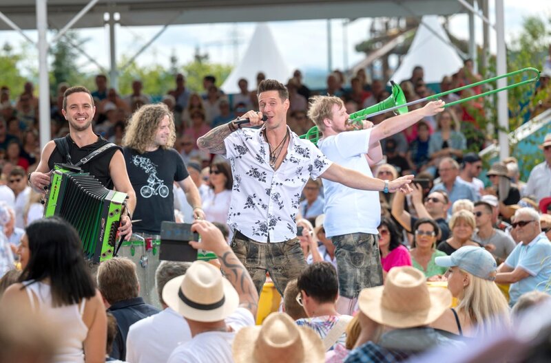 Die Draufgänger sind auch am Start bei der Unterhaltungsshow „Immer wieder sonntags“ – live übertragen aus dem Europa-Park in Rust. – Bild: SWR/​Patrick Seeger