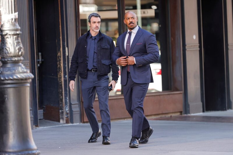 LAW & ORDER -- „Turn The Page“ Episode 23004 -- Pictured: (l-r) Reid Scott as Det. Vincent Riley, Mehcad Brooks as Det. Jalen Shaw -- (Photo by: Will Hart/​NBC) – Bild: NBC /​ UNIVERSAL /​ Die Verwendung ist nur bei redaktioneller Berichterstattung im Rahmen einer Programmankündigung ab 2 Monate vor der ersten Auss /​ © 2024 Universal Television LLC. ALL RIGHTS RESERVED.