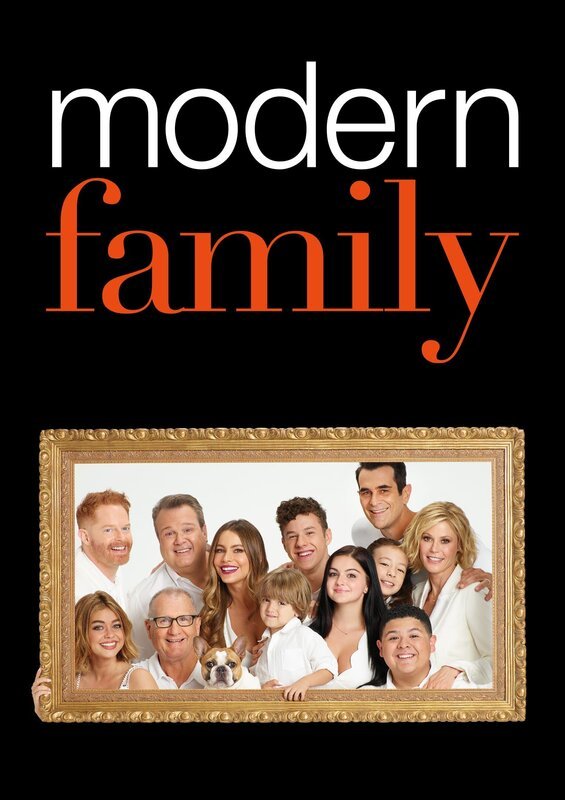 L-R: Haley Dunphy (Sarah Hyland), Mitchell Pritchett (Jesse Tyler Ferguson), Jay Pritchett (Ed O’Neill), Cameron Tucker (Eric Stonestreet), Gloria Delgado-Pritchett (Sofía Vergara), Joe Pritchett (Jeremy Maguire), Luke Dunphy (Nolan Gould), Alex Dunphy (Ariel Winter), Lily Tucker-Pritchett (Aubrey Anderson-Emmons), Phil Dunphy (Ty Burrell), Manny Delgado (Rico Rodriguez), Claire Dunphy (Julie Bowen). – Bild: Disney