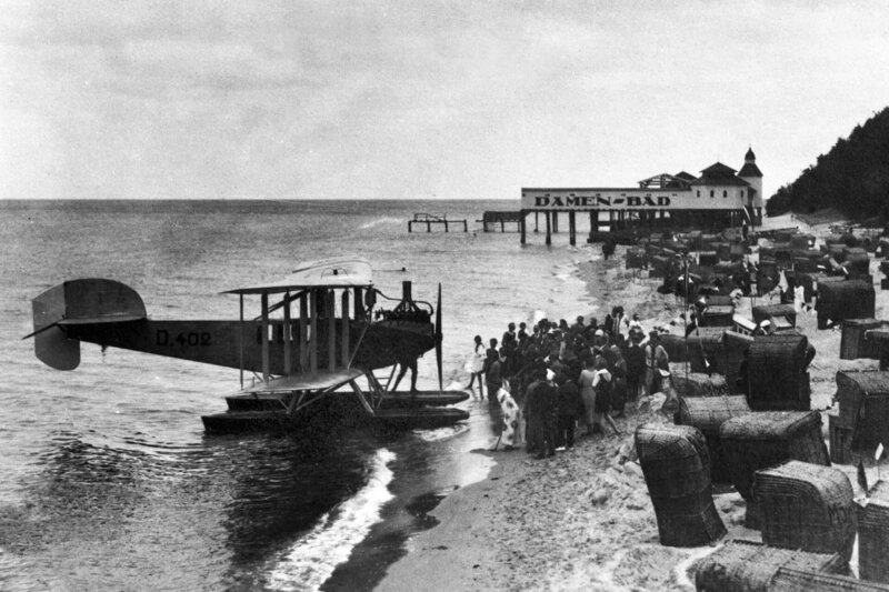 Ankunft am Strand von Sellin auf Rügen um 1930. – Bild: ZDF/​Radio Bremen/​Hans Knospe