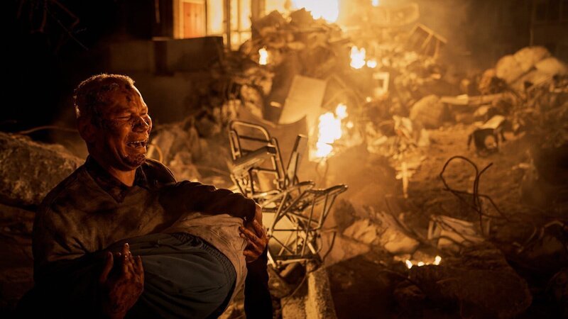 Verzweifelte Überlebende – Bild: SRF/​2022 Big Blue Production/​Studiocanal GmbH