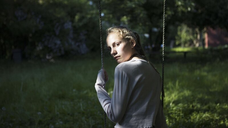 Ein Schulaufsatz der 14-jährigen Holly bringt alles ins Rollen: Flora Ofelia Hofmann Lindahl als Holly – Bild: SRF/​DR/​Arte/​Michella Bredahl