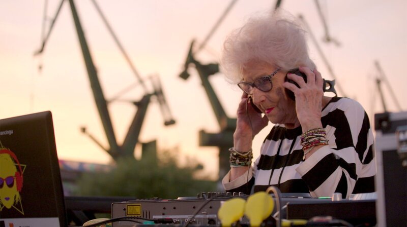 85 Jahre und kein bisschen leise: Wirginia Szmyt alias DJ Wika hat bis zu 50 Auftritte im Jahr, sie legt für jedes Alter auf – im Danziger Seniorenheim genauso wie in den hippen Bars auf dem alten Werftgelände. – Bild: NDR/​Eddy Zimmermann
