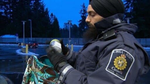 An der kanadischen Grenze haben die Beamten alle Hände voll zu tun – die Grenzbeamten haben jedoch erprobte Spürnasen und wissen genau, welcher der täglich fast 20.000 Reisenden sich verdächtig macht … – Bild: Unknown