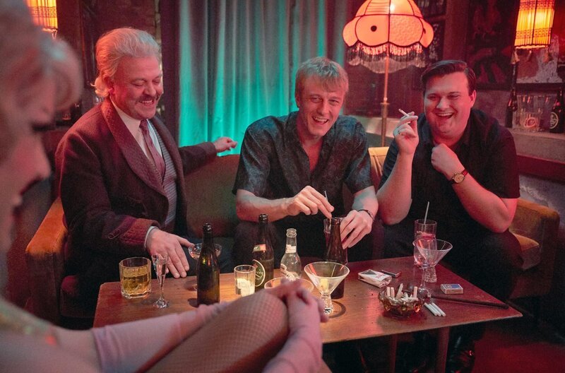 Nach Benjamins (Joachim Fjelstrup, Mi. ) Ausstellung verbringen Frans (Nicolai Jørgensen, re.) und er den Abend mit Freunden in einer Bar. – Bild: Tine Harden