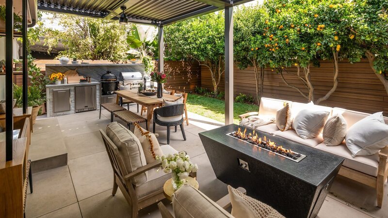 Mandy Moore, alongside Drew and Jonathan Scott, as they reveal the renovations of the outdoor patio area for Mandy’s longtime friend Celina. – Bild: Warner Bros. Discovery, Inc. or its subsidiaries and affiliates