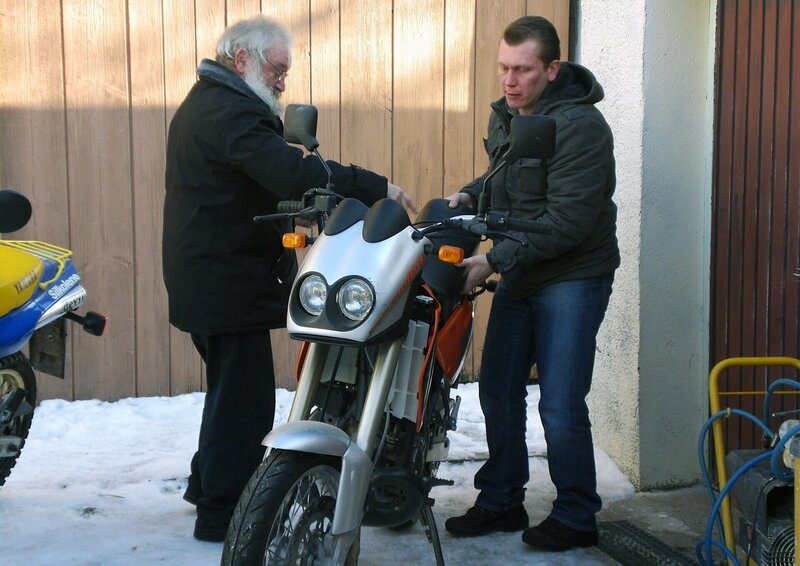 Burkhardt (li.) hat es besonders auf fahrbare Untersätze abgesehen! Alles, was mindestens zwei Räder hat und aus möglichst rostigem Metall besteht, muss Burkhardt einfach haben … Sehr zum Leidwesen seiner Töchter Jasmin und Claudia. Trödelexperte Otto Schulte (re.) muß jetzt eingreifen.. – Bild: RTL II