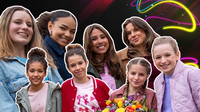 Nikas Oma wird 80 Jahre alt und die TanzAlarm-Kids wollen ihr eine Freude bereiten. In der hinteren Reihe die TanzAlarm-Kids von 2021 Larissa, Hanna, Luna und Käthe. Vorne die aktuellen TanzAlarm-Kids aus 2025 Laura, Sophia, Nika und Viktoria. – Bild: KiKA/​Mingamedia/​Franziska Rülke