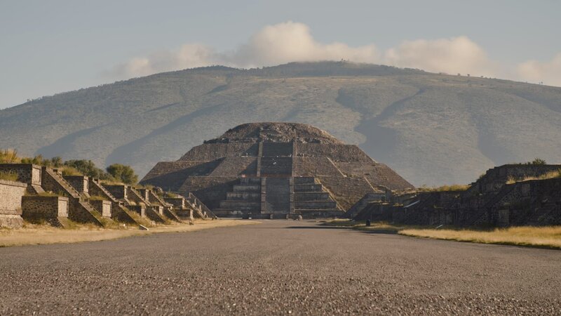 Präzise Konstruktion: Teotihuacán wurde nach einem Raster angelegt, deren Hauptachse die Straße der Toten bildet. – Bild: ZDF und La Famiglia