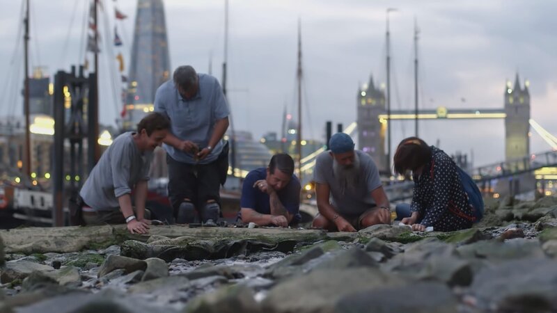 London: Im Schlamm der Themse finden Schatzsucher bis heute viele historische Tabakpfeifen. – Bild: ZDF