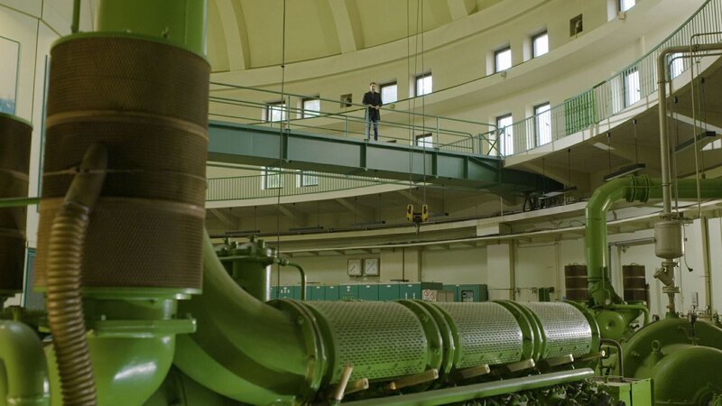 Mirko Drotschmann erklärt die Bedeutung des Pumpwerks Alte Emscher in Duisburg. – Bild: Timm Schwehm /​ ZDF
