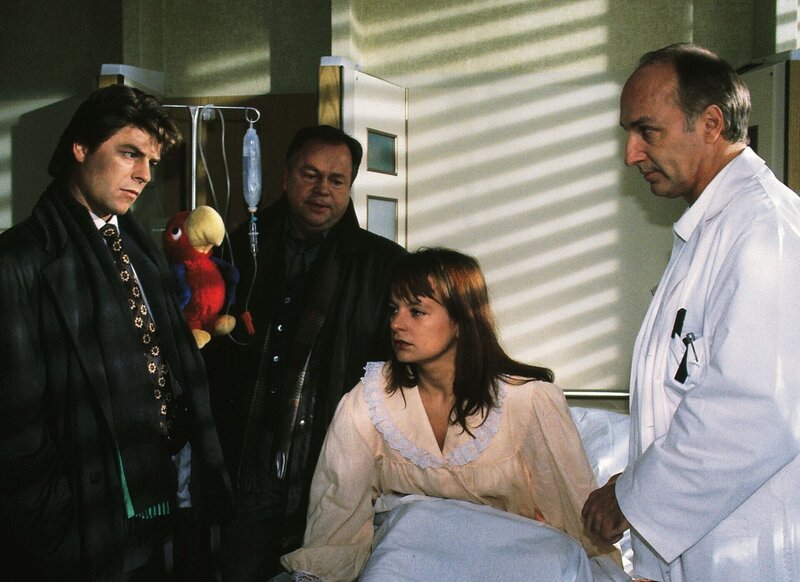 Das Baby von Frau Körner (Steffi Krautz) ist aus dem Krankenhaus entführt worden. Die beiden Kriminalkommissare Wolniak (Uwe Fellensiek, li.) und Kehler (Wolfgang Bathke, Mi.) übernehmen den Fall. (re. Raphale Wilczek als Dr. Willing) – Bild: RTL