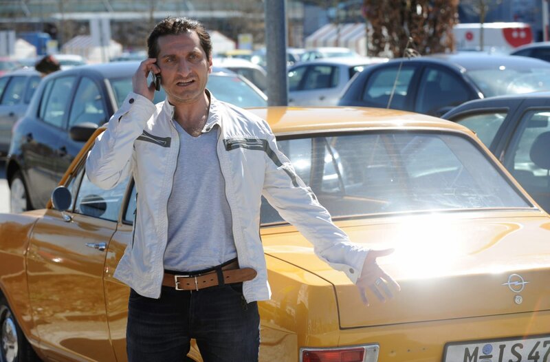 Der Schorsch Kleber (Tim Seyfi) hat bemerkt, dass sein Auto weg ist. Darin waren gefälschte Blanko-Fahrzeugbriefe und eine beachtliche Menge Bargeld. – Bild: ARD/​ARD/​Barbara Bauriedl