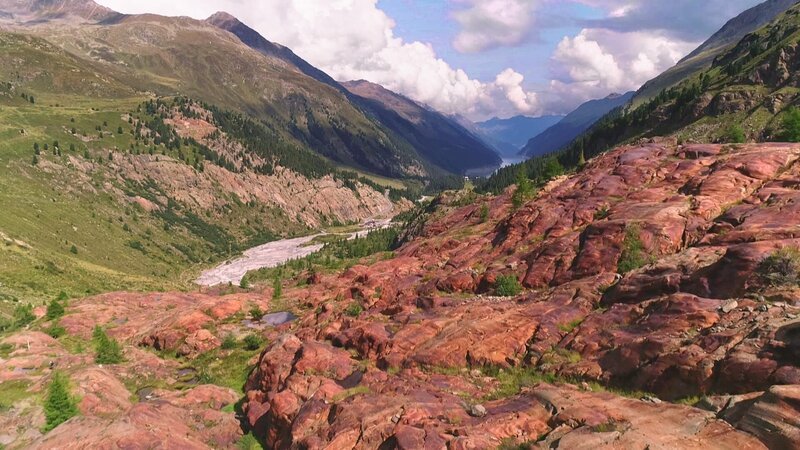 Rote Felsen im Kaunertal. – Bild: ORF/​Jöchler Verlagshaus Holding GmbH