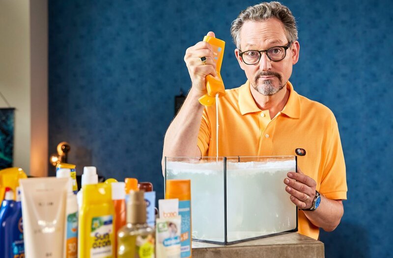 Um sich vor der UV-Strahlung der Sonne zu schützen, greifen viele Menschen zur Sonnencreme. Allerdings gelangen, trotz der Angabe „wasserfest“, etwa 14.000 Tonnen Sonnencreme in die Meere, was erhebliche Folgen hat! Was können wir tun, um sowohl unsere Haut als auch die Umwelt zu schützen? „Wissen vor acht – Erde“ liefert die Antworten. – Bild: ARD/​Kai Schulz