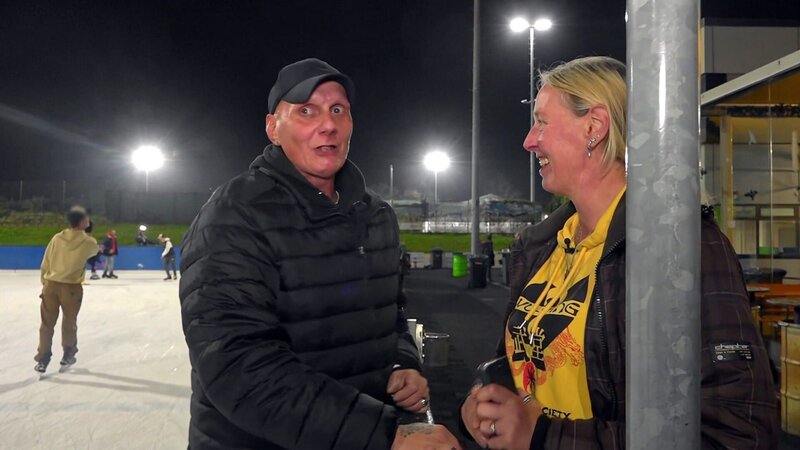 Elvis, Katrin und die Kinder wollen heute Schlittschuhlaufen. – Bild: RTLZWEI