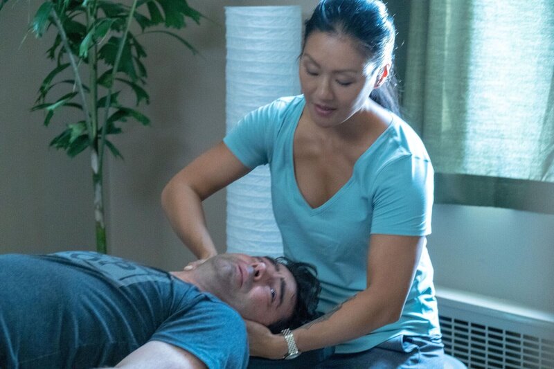 Sam Loudermilk (Ron Livingston, l.); Brooke (Elfina Luk, r.) – Bild: 2018 Farmersville Productions, Inc. All Rights Reserved. Lizenzbild frei