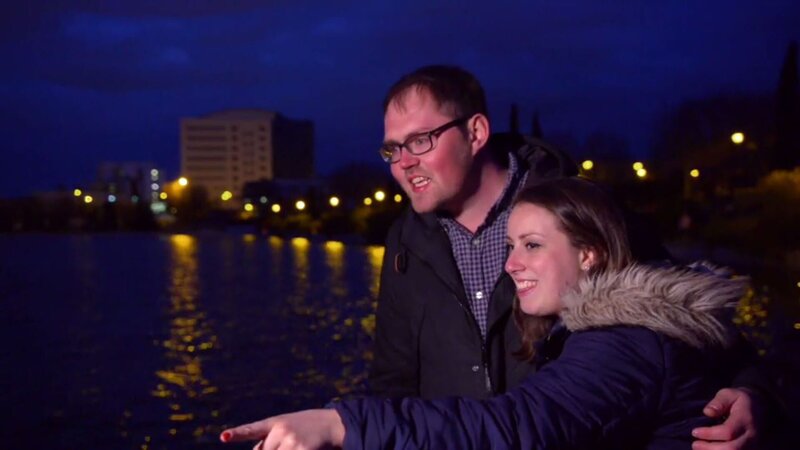 Jon und Maria aus Upstate New York sind gerade mit dem College fertig geworden und wollen eine Weile in Europa leben, bevor sie sich feste Jobs suchen. Ihre Wahl fällt auf Madrid, da beide Spanien lieben und sie dort an einer Sprachschule unterrichten können. Die zwei haben noch nie zusammengewohnt, und Marie hat Bedenken, ob alles gut gehen wird. Obwohl es in Madrid vergleichsweise moderate Wohnungspreise gibt, ist ihr Budget schmal bemessen. Trotzdem hoffen sie, für 1.400 Dollar eine zentral gelegene 3-Zimmer-Wohnung mit hohen Decken, schöner, großer Küche und spanischem Charme zu bekommen. Doch ihr Makler holt sie schnell in die Realität zurück. – Bild: Tanja Bachetzky /​ ©HGTV