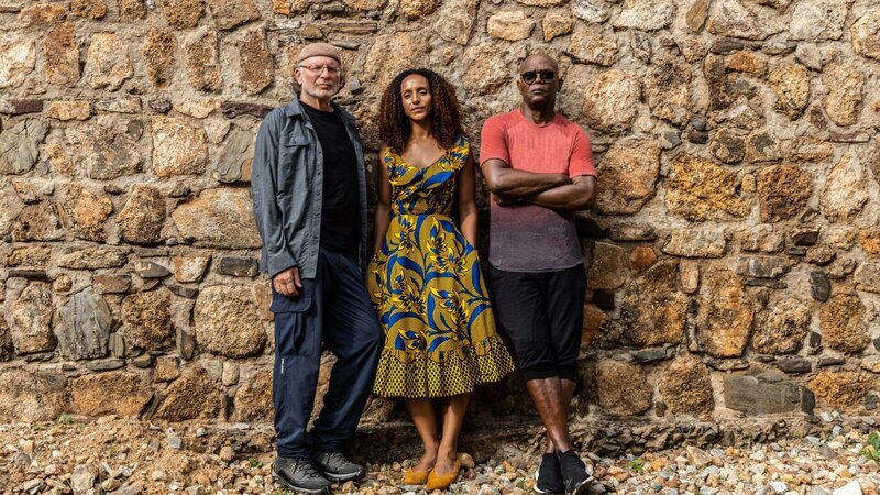 Von links: Simcha Jacobovici, Afua Hirsch und Samuel L. Jackson erzählen die Geschichte des transatlantischen Sklavenhandels. – Bild: ZDF