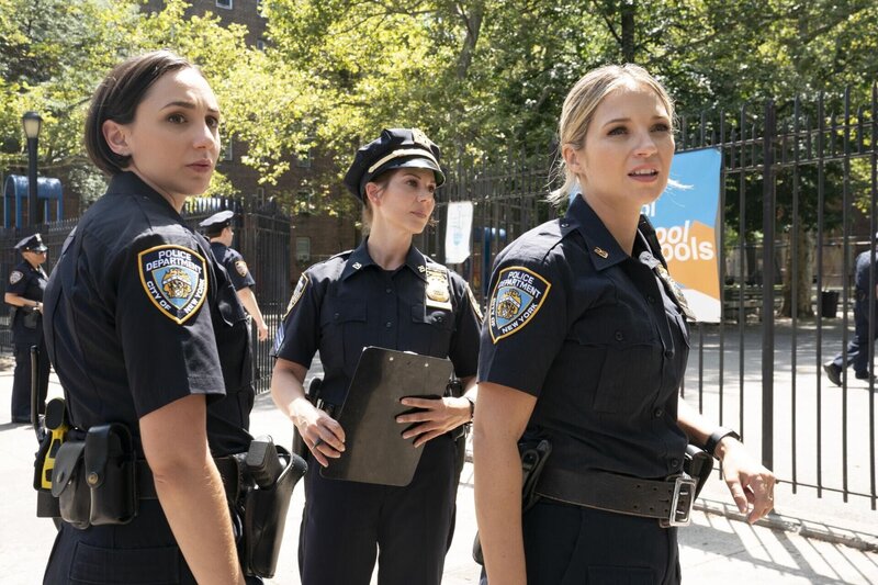 (v.l.n.r.) Officer Rachel Witten (Lauren Patten); Sergeant McNichols (Stephanie Kurtzuba); Eddie Janko (Vanessa Ray) – Bild: ProSiebenSat.1 Media SE