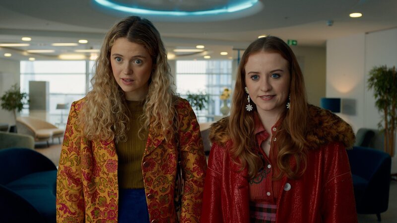 Bevor sich Jen (Máiréad Tyers, r.) in der Klinik zur Superkraftfindung anmelden kann, müssen sie und Carrie (Sofia Oxenham, l.) noch eine letzte Hürde meistern – Bild: ZDF