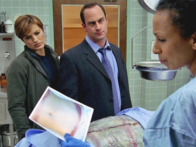 Det. Benson (Mariska Hargitay, li.) und Det. Stabler (Christopher Meloni, mi.) glauben, dass die Vergewaltigung mit dem Mord vor einigen Jahren zusammenhängt. Dr. Warner (Tamara Tunie, re.) vergleicht die Wundmale der Leiche mit denen auf dem Foto … – Bild: RTL II