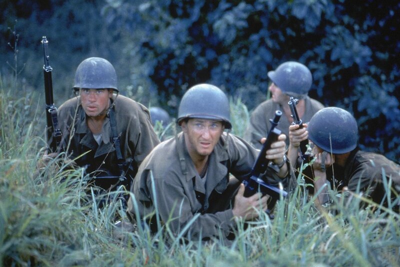 Startet eine verhängnisvolle Offensive, die nur Opfer kennt: First Sergeant Welsh (Sean Penn, 2.v.l.) … – Bild: Twentieth Century Fox Film Corporation