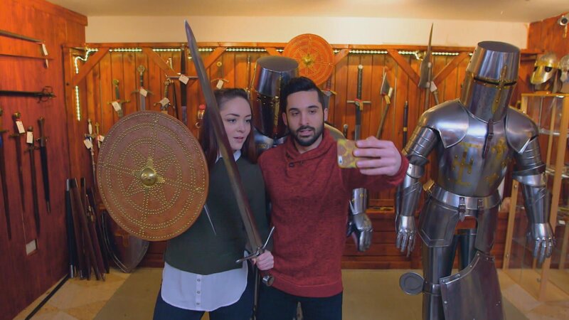 Zu schnell gibt es bei diesem jungen Pärchen nicht: Obwohl sich die beiden erst seit zwei Wochen daten, wollen sie sich gemeinsam ein Leben in Großbritannien aufbauen. Weil ihr Vater in Manchester geboren wurde, möchte sie zurück zu ihren Wurzeln. Ihr neuer Freund gibt dafür seine Arbeit als Lehrer auf, um ihr nach Edinburgh zu folgen. – Bild: HGTV