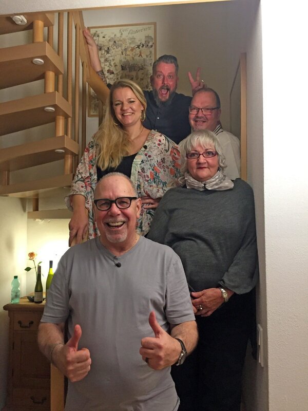 Von hinten nach vorne: Reiko, Hubertus, Kerrin, Sabine und Gastgeber Michael – Bild: MG RTL D /​ ITV Studios