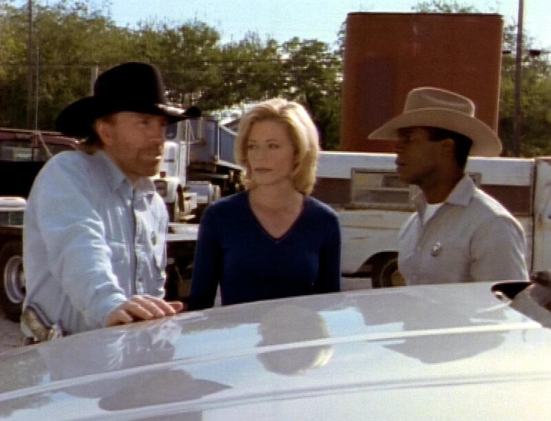Walker (Chuck Norris, li.), Alex (Sheree J. Wilson) und Trivette (Clarence Gilyard) kommt die ganze Stadt etwas seltsam vor. Alle Leute gehen ihnen aus dem Weg oder greifen sie an … – Bild: RTL II