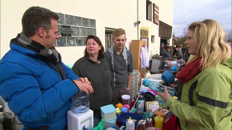 Andi Bierschock (li.) und alle Beteiligten hoffen, daß auf dem Flohmarkt viel Geld zusammenkommt.. – Bild: RTLZWEI