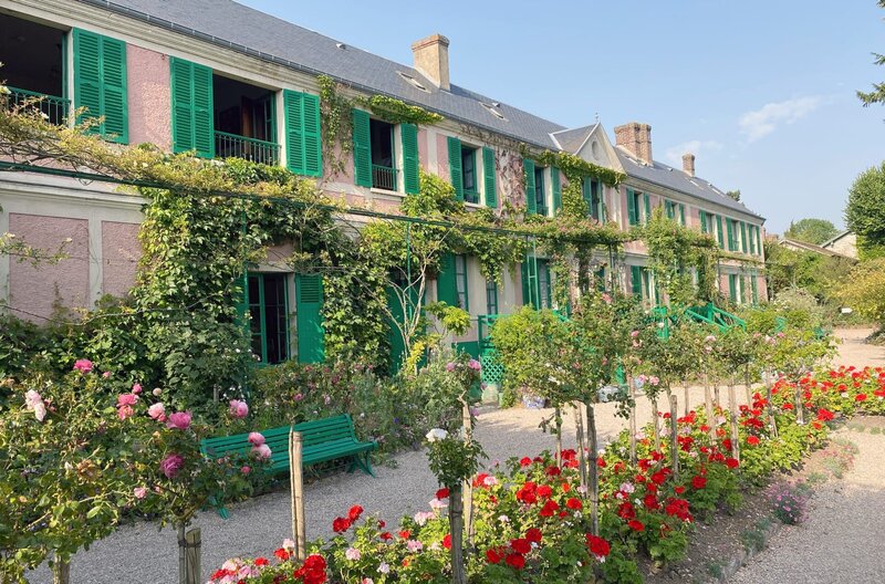 Claude Monets ehemaliges Haus in Giverny lockt heute noch viele Besucher an. – Bild: Zentralfilm